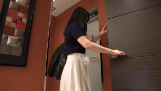 Working At A High-End Men’s Beauty Salon In Gotanda, A Platinum-Class F-Cup Girl At The Top Of Her Class, Can’t Hold Back And Accidentally Ejaculates A Massive Load.